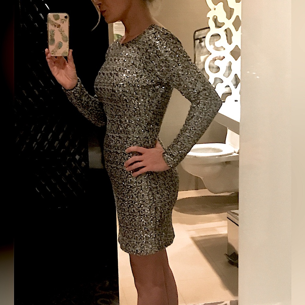 Super flattering and fun dress! - Picture 1 of 5